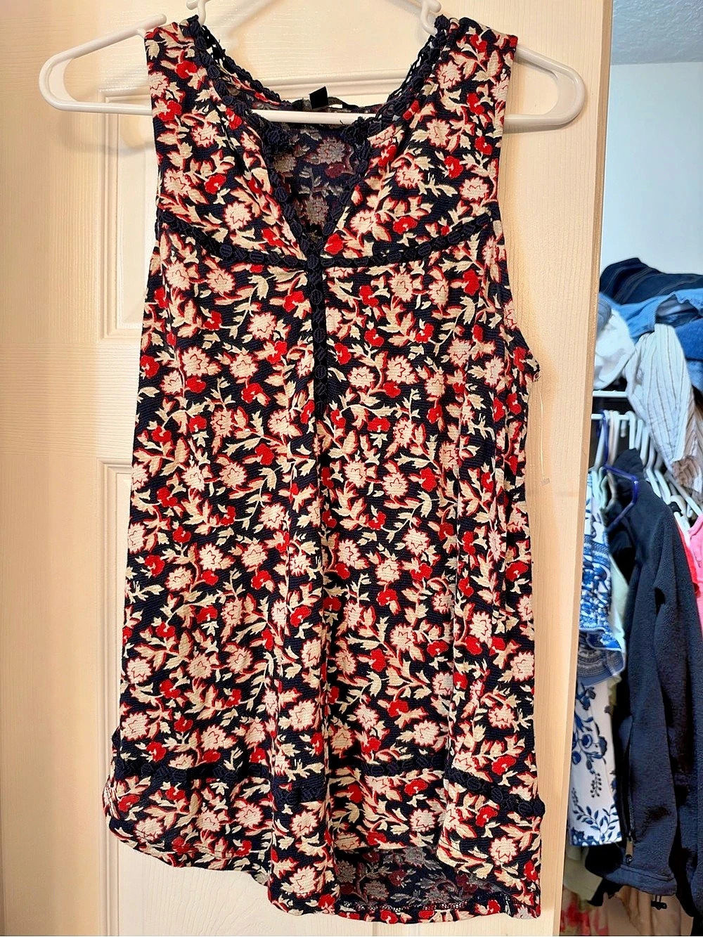 Lucky by Brand Floral Sleeveless Top in Black & Red Size Medium